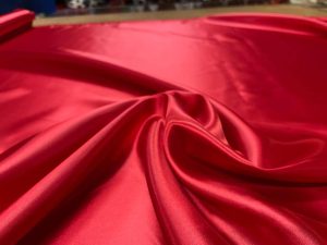 Satin polyester rouge
