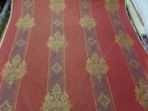 Jacquard bordeaux à rayure or