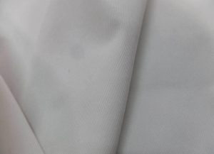 Gabardine de coton blanc cassé