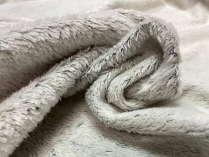 fausse fourrure blanche en 1.50m de l