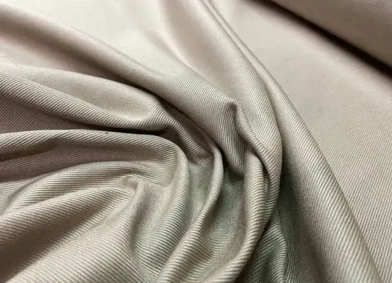 Gabardine de coton beige pour pantalon chic veste jupe et couture structurée
