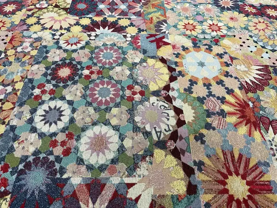 Tissu jacquard motif mosaïque pour recouvrir un fauteuil et obtenir un rendu graphique