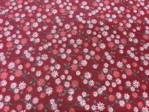 Coton imprimé fleuris ton bordeaux en 1.50L