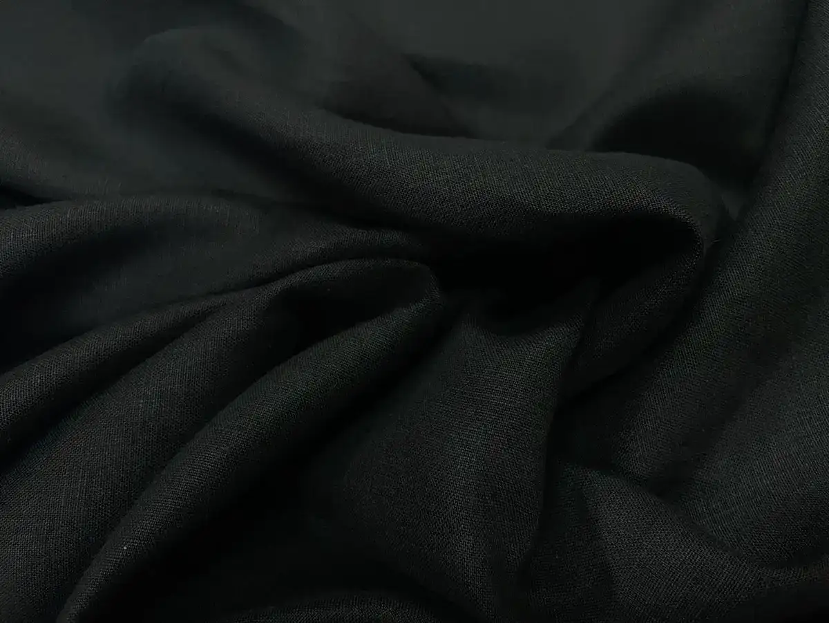 Quel tissu choisir pour une jupe ? Le guide complet pour trouver la matière idéale selon votre style 8 Lin noir pour coudre une jupe élégante portefeuille ou de ville