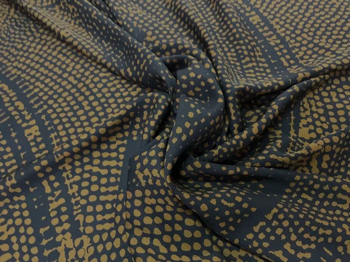 Comment raccourcir une robe longue sans abîmer le tissu : méthode facile et finitions selon la matière 10 Tissu viscose à pois pour robe longue fluide