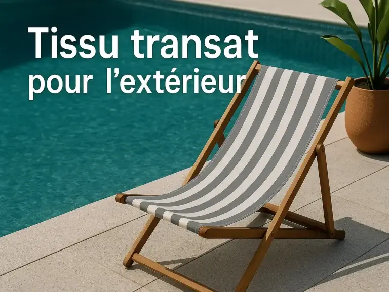 Tissu transat rayé gris et blanc installé au bord d'une piscine, idéal pour l'extérieur