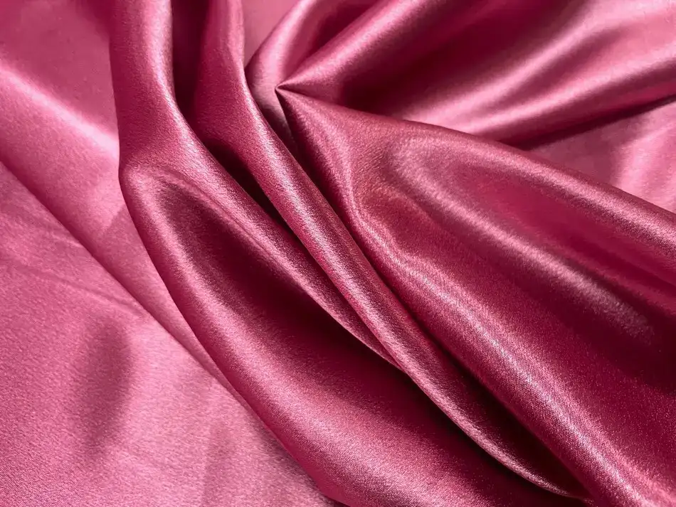 Crêpe satin vieux rose stretch pour projets couture satin débutant