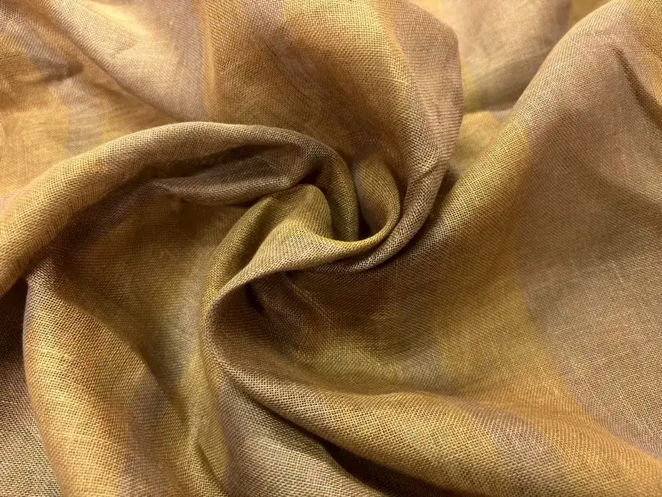 Voile de lin beige rayé pour agrandir une robe d'été