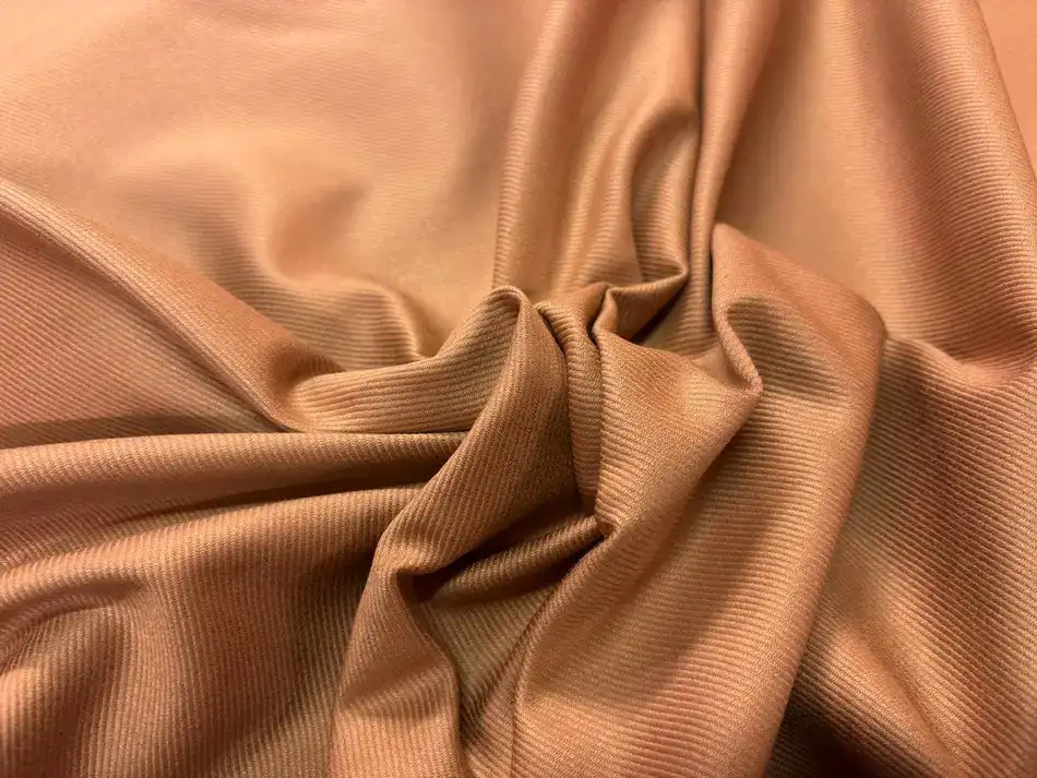 Gabardine ou toile de coton : le meilleur tissu pour coudre un pantalon confortable et durable ? 8 Gabardine de coton beige marron pour pantalon chino et pantalon durable