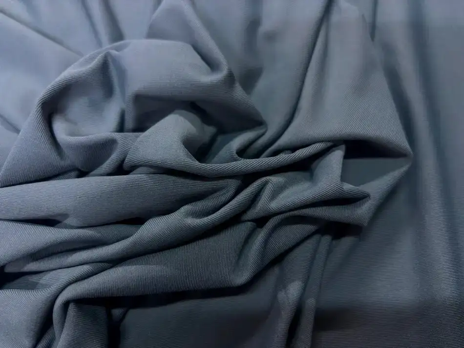 Tissu lycra gris anthracite pour couture extensible et réglage d’aiguille stretch