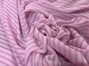 Crêpe polyester rose pâle à rayures élastiquées en 1.45L