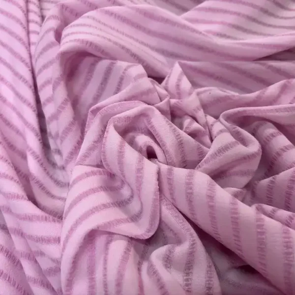 Crêpe polyester rose pâle à rayures élastiquées en 1.45L