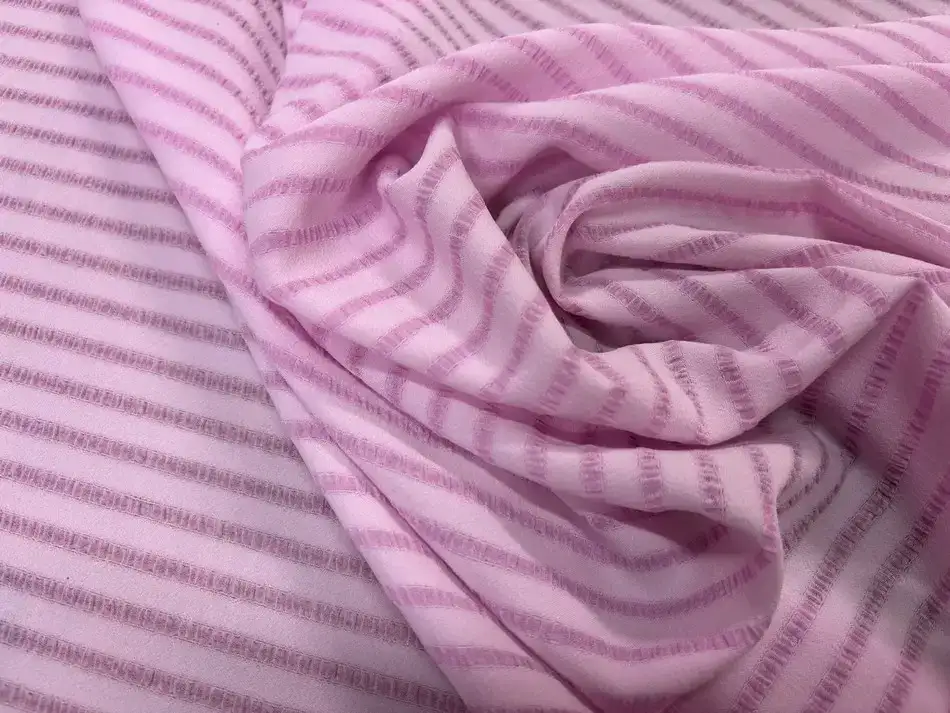Crêpe polyester rose pâle fluide idéal pour robe amincissante