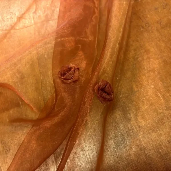 Organza avec fleurs cousues marron en 1.45L