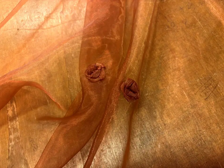 Organza avec fleurs cousues marron en 1.45L