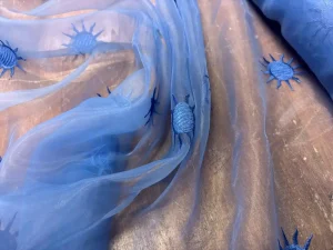 Organza bleu brodé en 1.45L