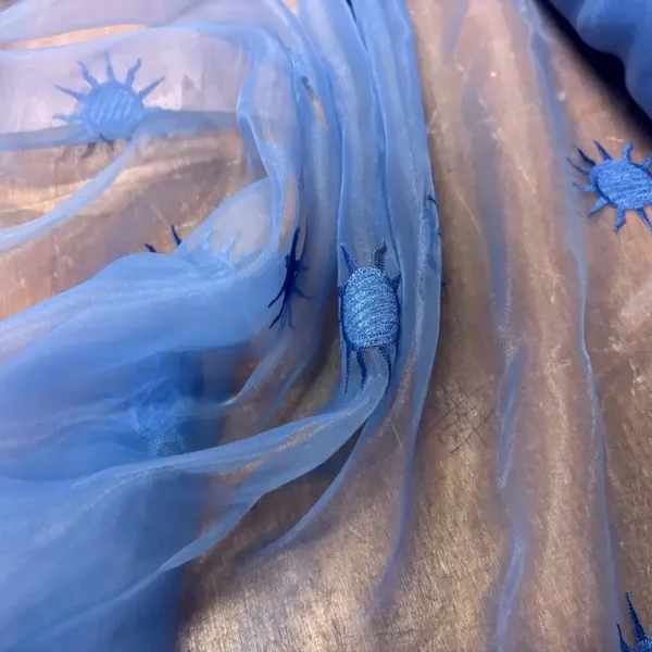 Organza bleu brodé en 1.45L