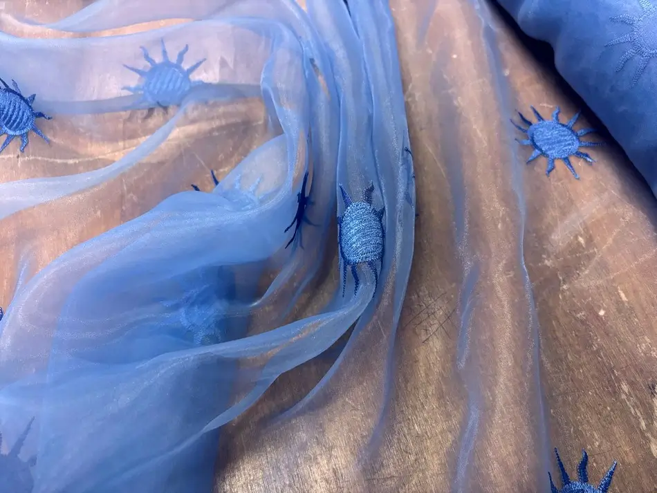 Organza bleu brodé en 1.45L