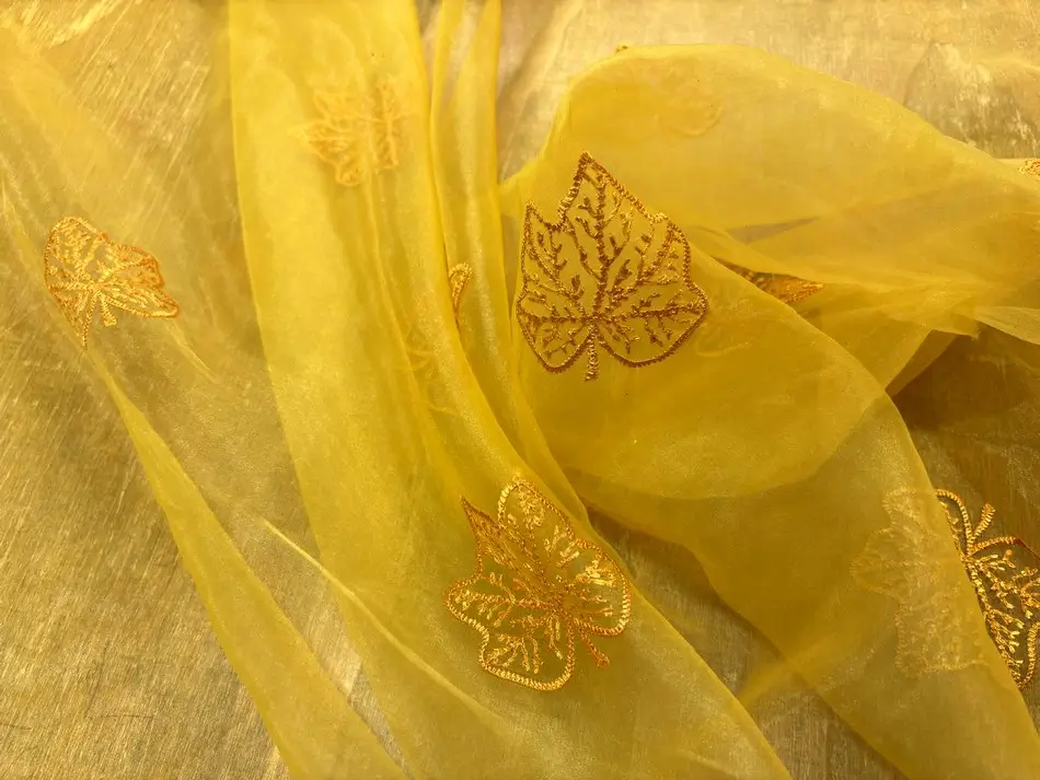 Organza brodé motifs feuilles en 1.45L