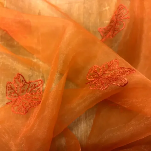 Organza brodé motifs feuilles ton rouille en 1.45L