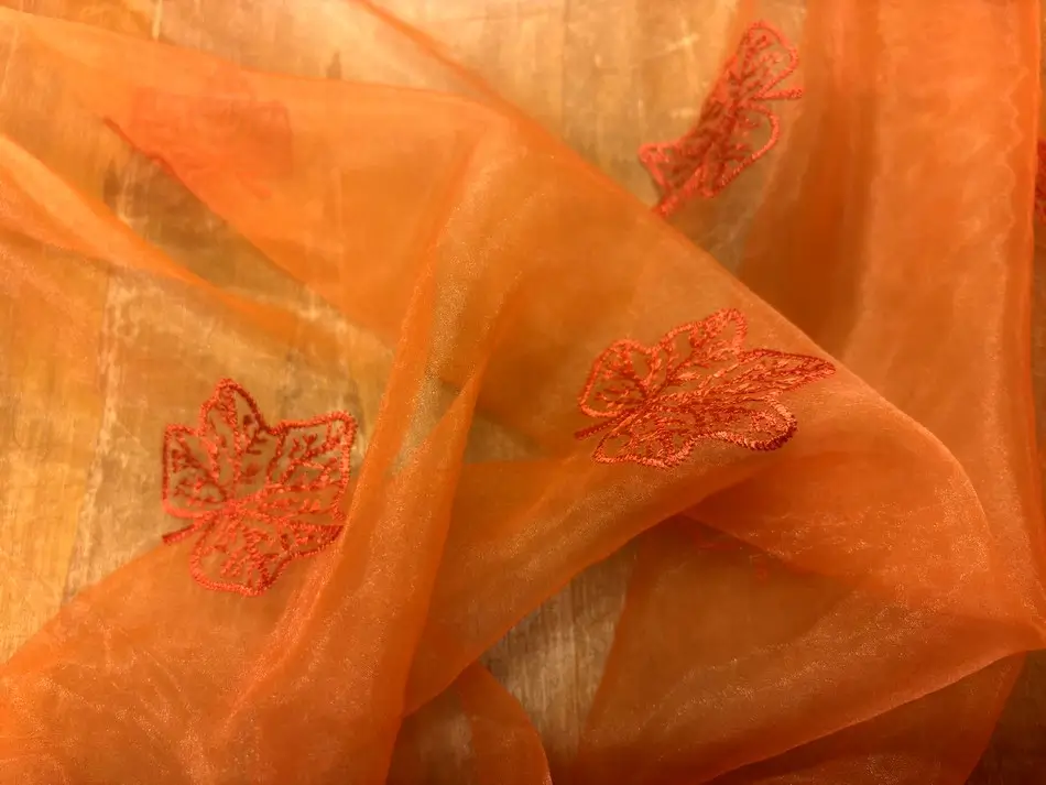 Organza brodé motifs feuilles ton rouille en 1.45L