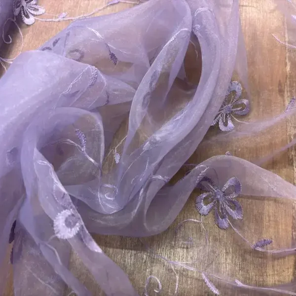 Organza brodé parme en 1.45L
