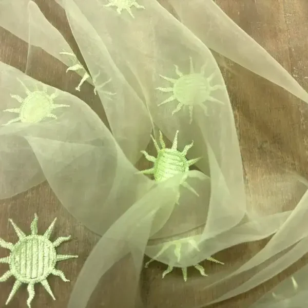 Organza vert pâle brodé en 1.45L