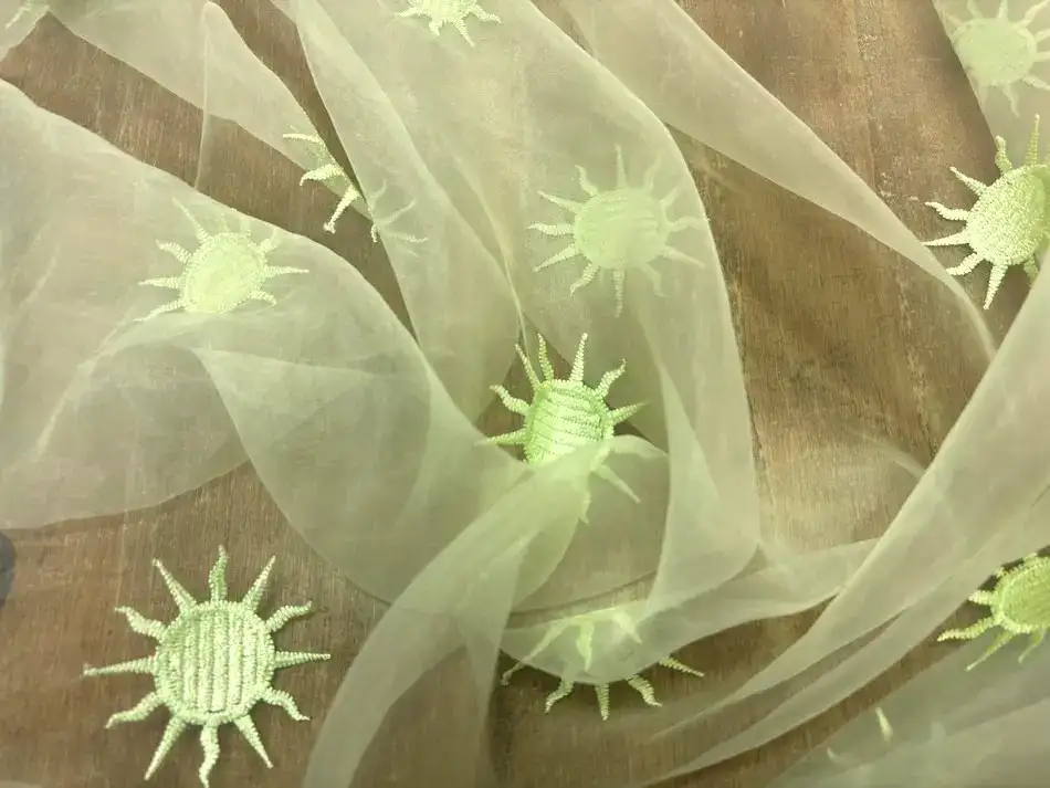 Organza vert pâle brodé en 1.45L