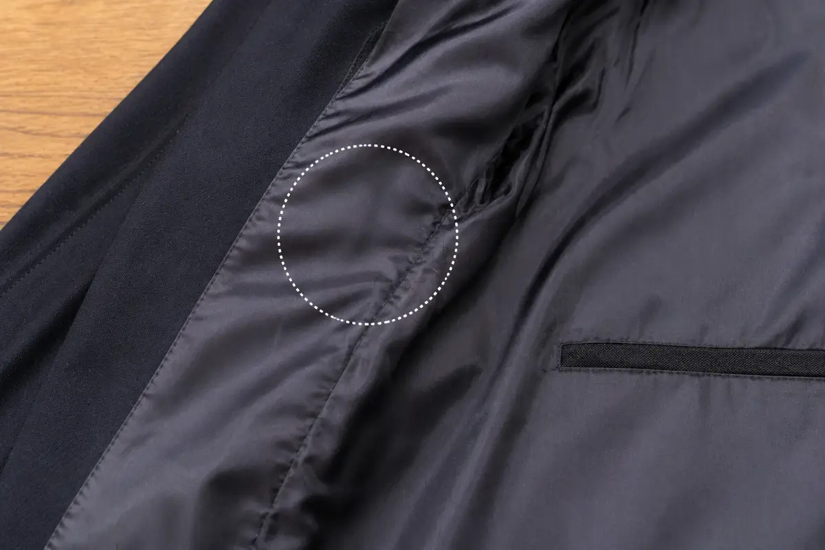 Doublure de veste réparée avec une couture invisible presque imperceptible