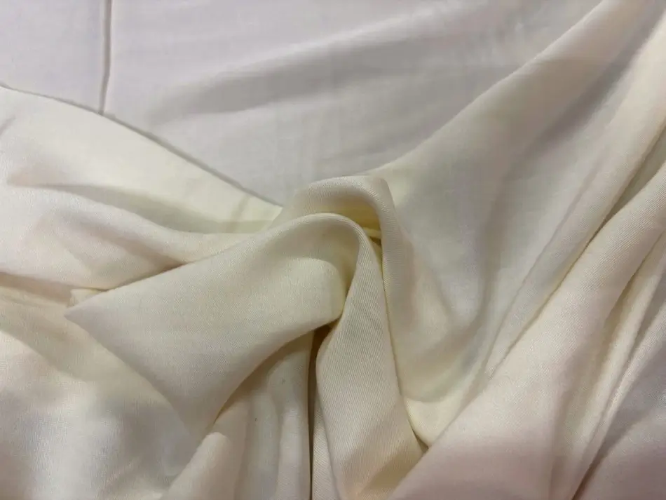 Combien de tissu faut-il pour coudre une robe, une jupe ou un pantalon ? 6 Gabardine de viscose crème pour robe fluide