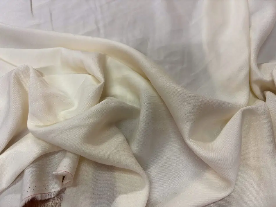 gabardine de viscose crème pour robe fluide élégante grande taille