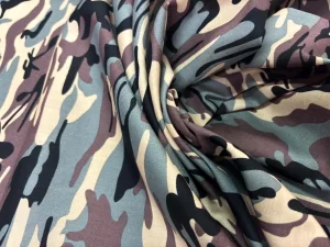 Popeline coton motif camouflage ton gris en 1.45L