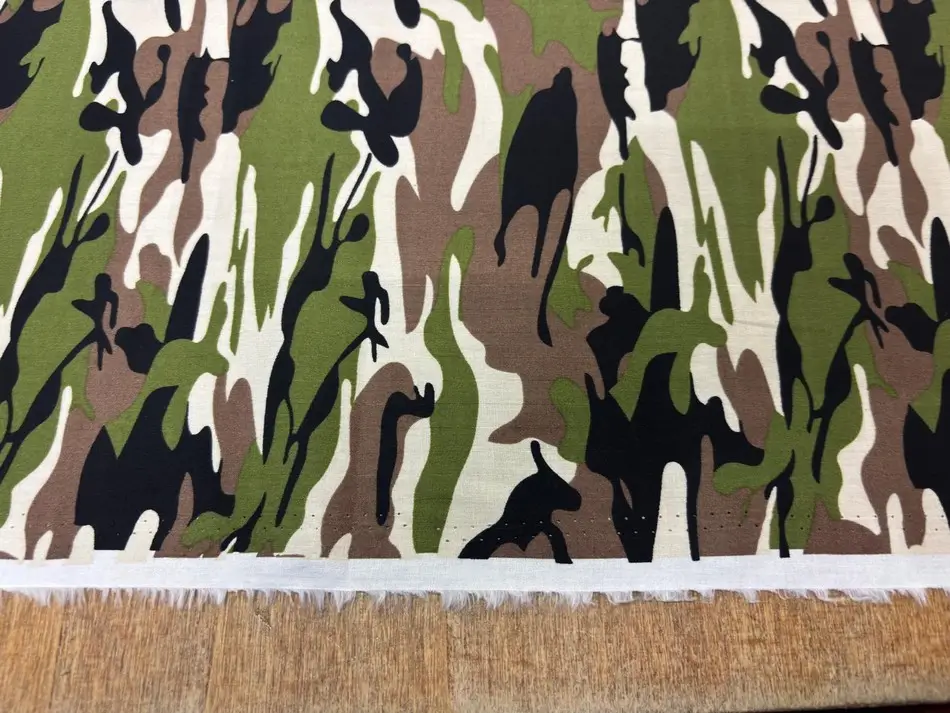 Popeline coton camouflage vert idéale pour transformer une chemise homme en blouse femme moderne