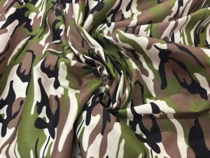 Popeline coton motif camouflage ton vert en 1.45L