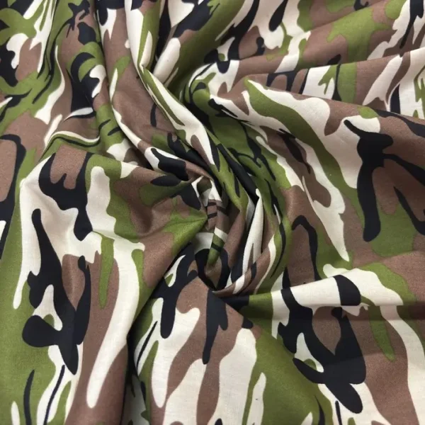 Popeline coton motif camouflage ton vert en 1.45L