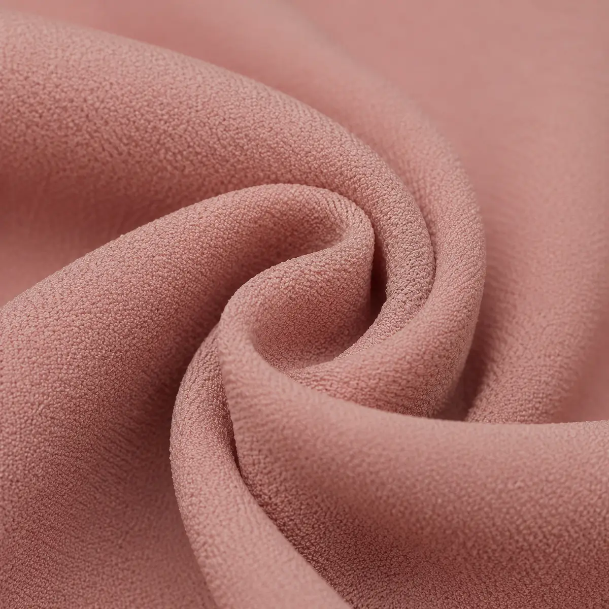Zoom sur la texture grainée caractéristique d'un tissu crêpe pour robe habillée